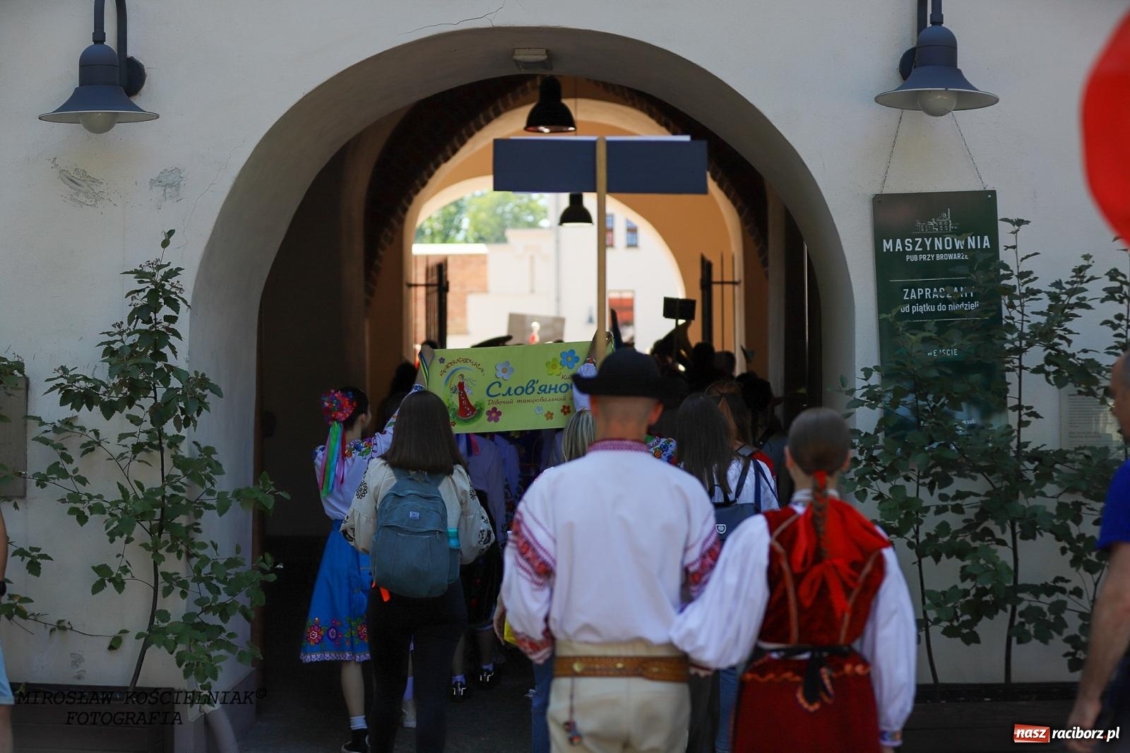 Zdjęcie w galerii na portalu naszraciborz.pl: Raciborskie święto folkloru. Kolorowa parada przeszła przez miasto, tańce na zamku [FOTO i WIDEO] wiadomości z regionu