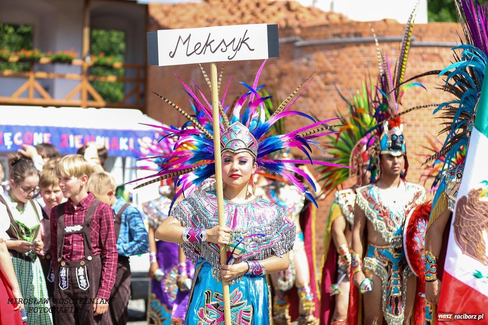 Zdjęcie w galerii na portalu naszraciborz.pl: Raciborskie święto folkloru. Kolorowa parada przeszła przez miasto, tańce na zamku [FOTO i WIDEO] wiadomości z regionu