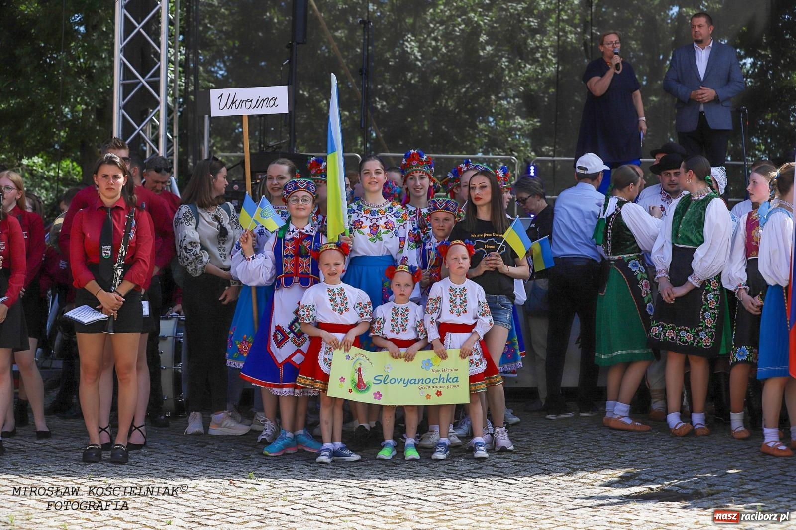 Zdjęcie w galerii na portalu naszraciborz.pl: Raciborskie święto folkloru. Kolorowa parada przeszła przez miasto, tańce na zamku [FOTO i WIDEO] wiadomości z regionu