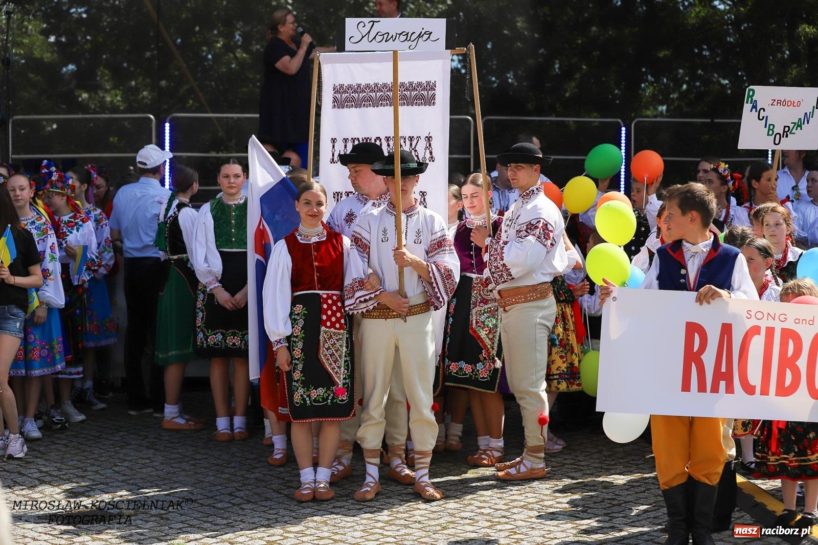 Zdjęcie w galerii na portalu naszraciborz.pl: Raciborskie święto folkloru. Kolorowa parada przeszła przez miasto, tańce na zamku [FOTO i WIDEO] wiadomości z regionu