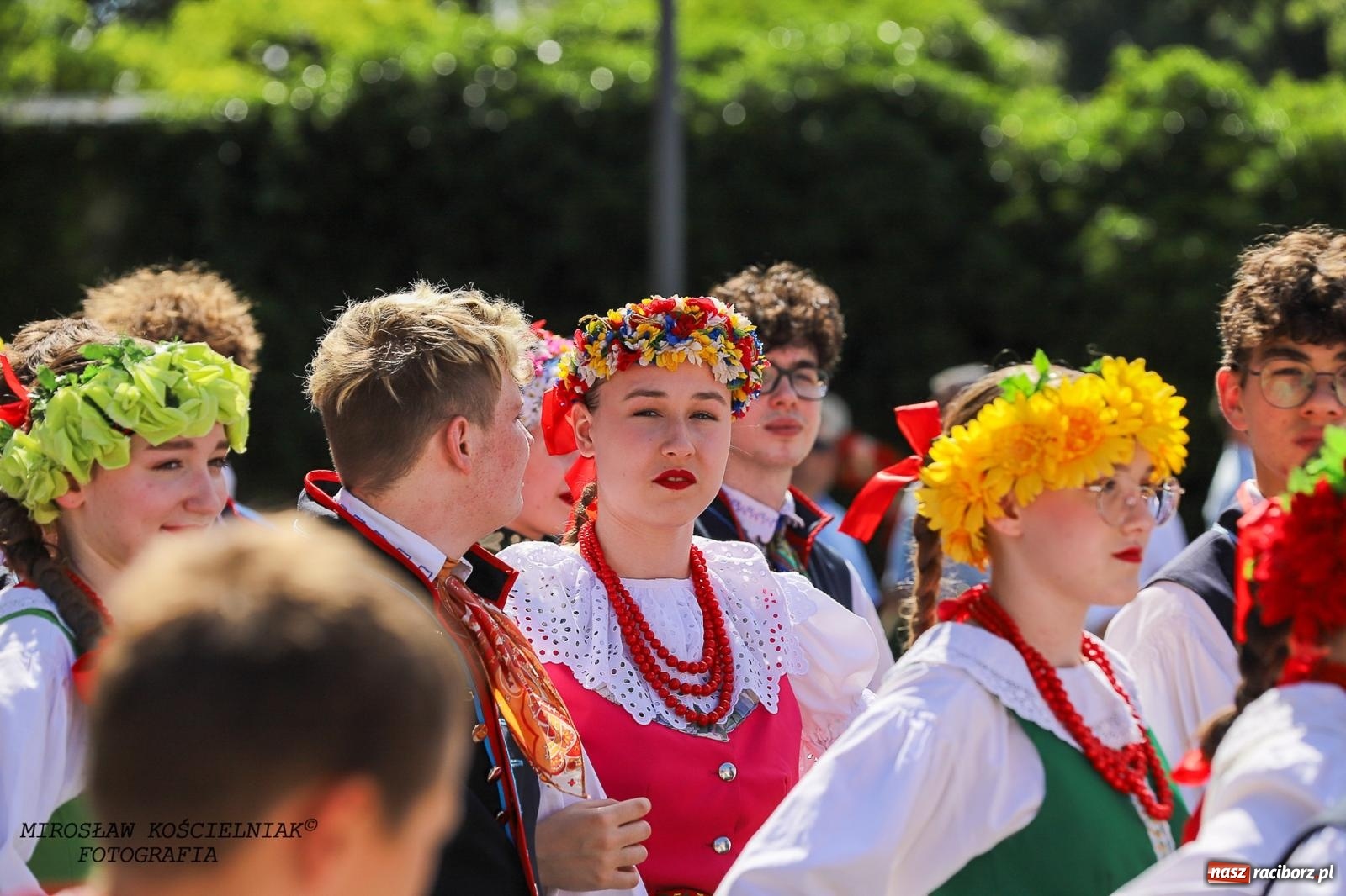 Zdjęcie w galerii na portalu naszraciborz.pl: Raciborskie święto folkloru. Kolorowa parada przeszła przez miasto, tańce na zamku [FOTO i WIDEO] wiadomości z regionu