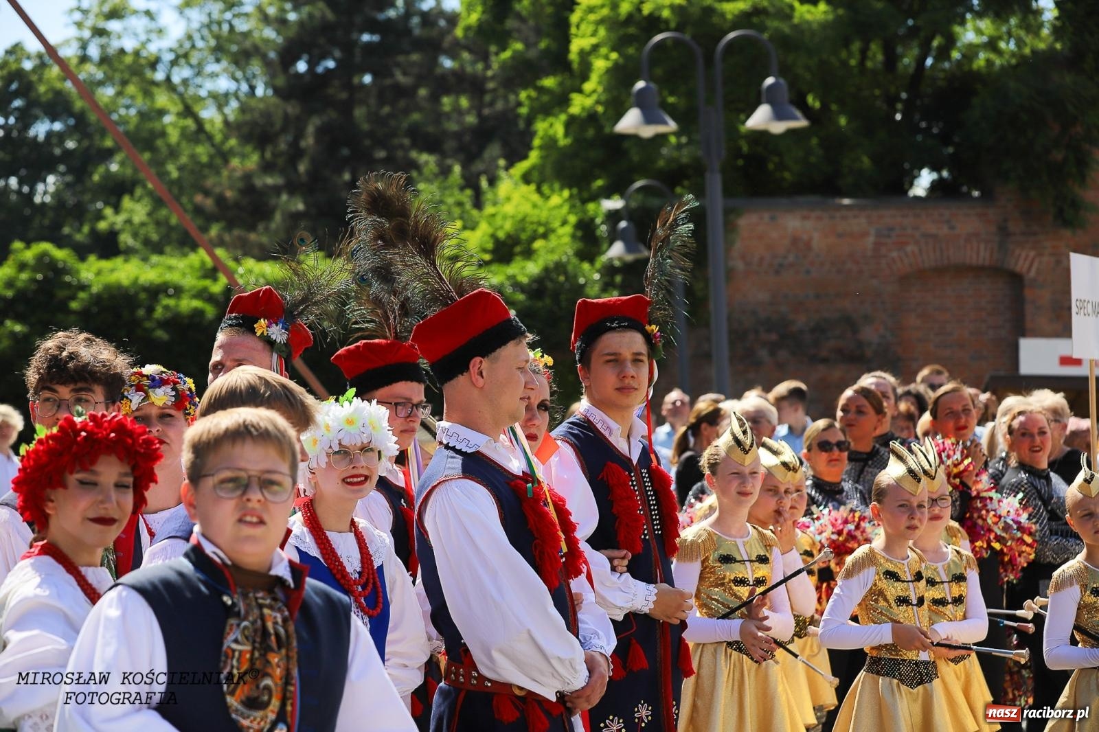 Zdjęcie w galerii na portalu naszraciborz.pl: Raciborskie święto folkloru. Kolorowa parada przeszła przez miasto, tańce na zamku [FOTO i WIDEO] wiadomości z regionu