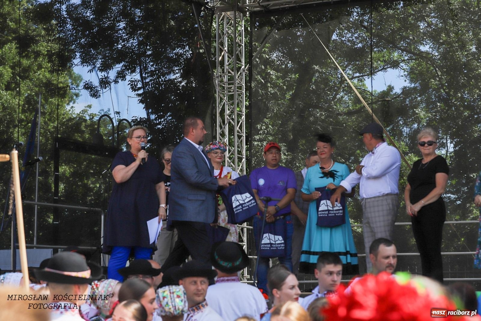Zdjęcie w galerii na portalu naszraciborz.pl: Raciborskie święto folkloru. Kolorowa parada przeszła przez miasto, tańce na zamku [FOTO i WIDEO] wiadomości z regionu