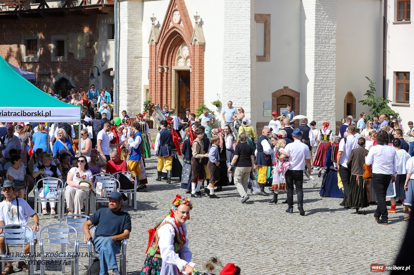 Zdjęcie w galerii na portalu naszraciborz.pl: Raciborskie święto folkloru. Kolorowa parada przeszła przez miasto, tańce na zamku [FOTO i WIDEO] wiadomości z regionu