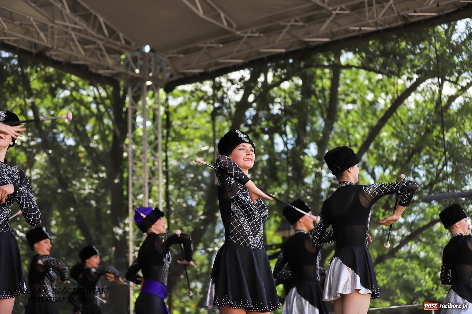 Zdjęcie w galerii na portalu naszraciborz.pl: Raciborskie święto folkloru. Kolorowa parada przeszła przez miasto, tańce na zamku [FOTO i WIDEO] wiadomości z regionu
