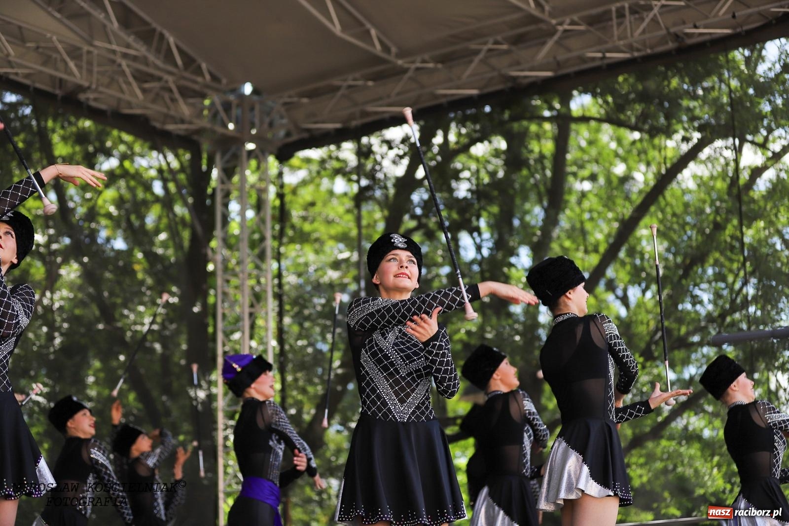 Zdjęcie w galerii na portalu naszraciborz.pl: Raciborskie święto folkloru. Kolorowa parada przeszła przez miasto, tańce na zamku [FOTO i WIDEO] wiadomości z regionu