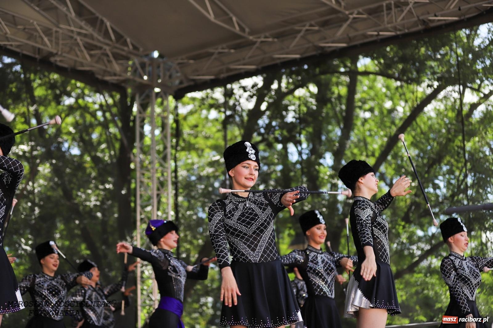 Zdjęcie w galerii na portalu naszraciborz.pl: Raciborskie święto folkloru. Kolorowa parada przeszła przez miasto, tańce na zamku [FOTO i WIDEO] wiadomości z regionu
