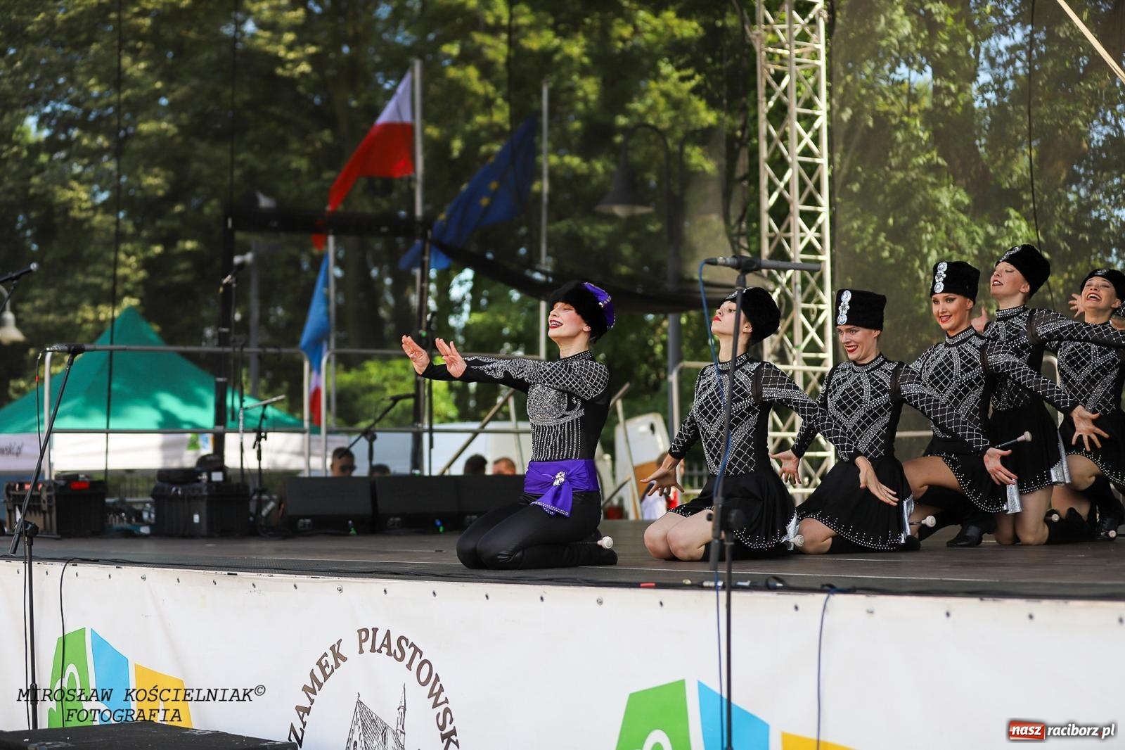 Zdjęcie w galerii na portalu naszraciborz.pl: Raciborskie święto folkloru. Kolorowa parada przeszła przez miasto, tańce na zamku [FOTO i WIDEO] wiadomości z regionu