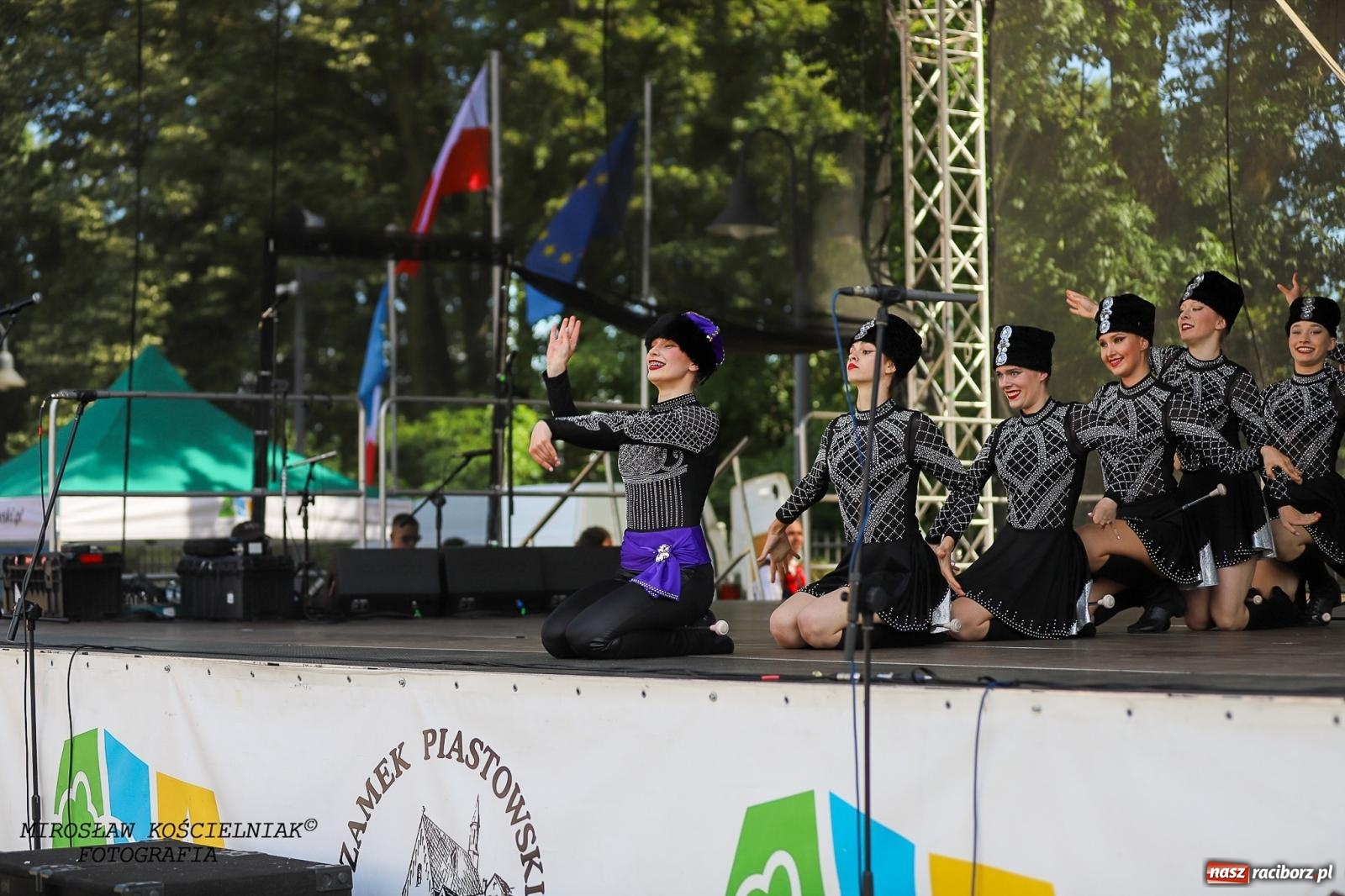 Zdjęcie w galerii na portalu naszraciborz.pl: Raciborskie święto folkloru. Kolorowa parada przeszła przez miasto, tańce na zamku [FOTO i WIDEO] wiadomości z regionu