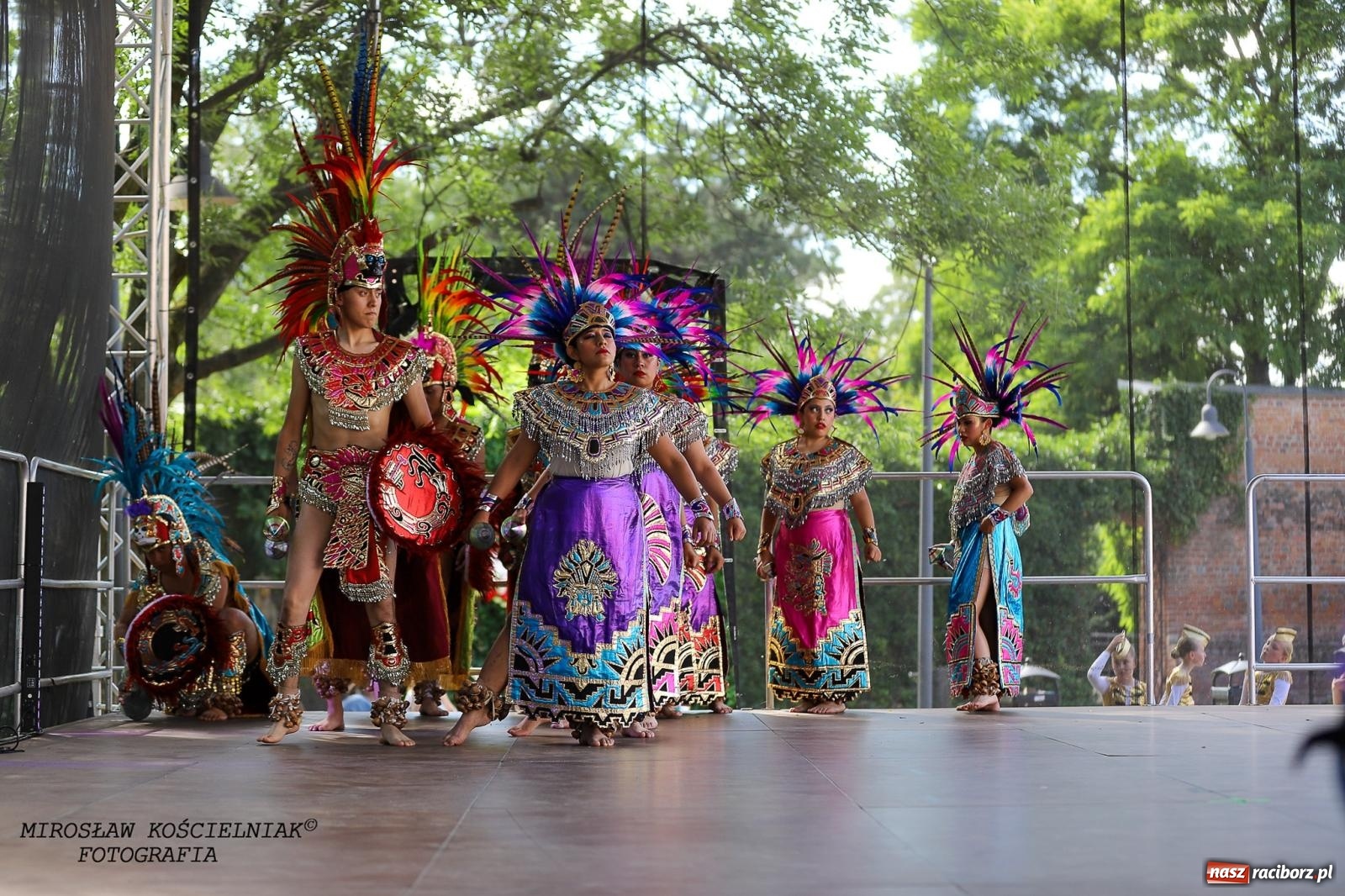 Zdjęcie w galerii na portalu naszraciborz.pl: Raciborskie święto folkloru. Kolorowa parada przeszła przez miasto, tańce na zamku [FOTO i WIDEO] wiadomości z regionu