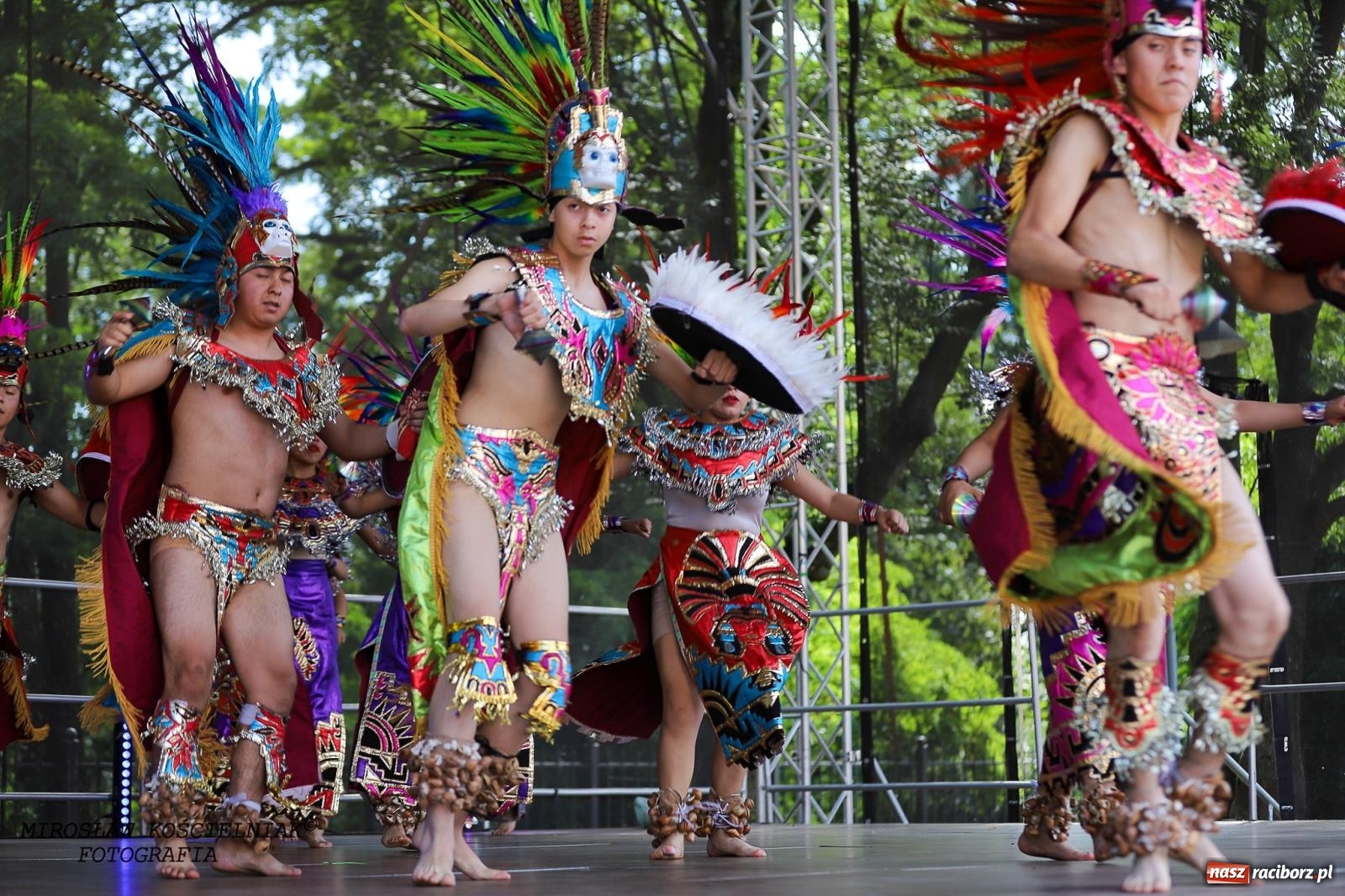 Zdjęcie w galerii na portalu naszraciborz.pl: Raciborskie święto folkloru. Kolorowa parada przeszła przez miasto, tańce na zamku [FOTO i WIDEO] wiadomości z regionu