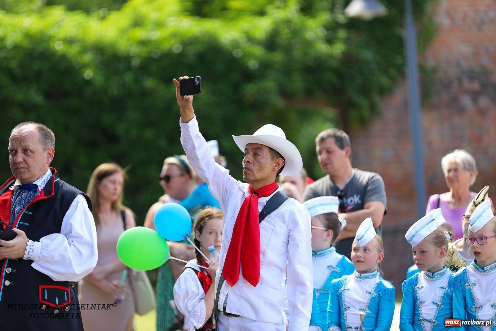 Zdjęcie w galerii na portalu naszraciborz.pl: Raciborskie święto folkloru. Kolorowa parada przeszła przez miasto, tańce na zamku [FOTO i WIDEO] wiadomości z regionu