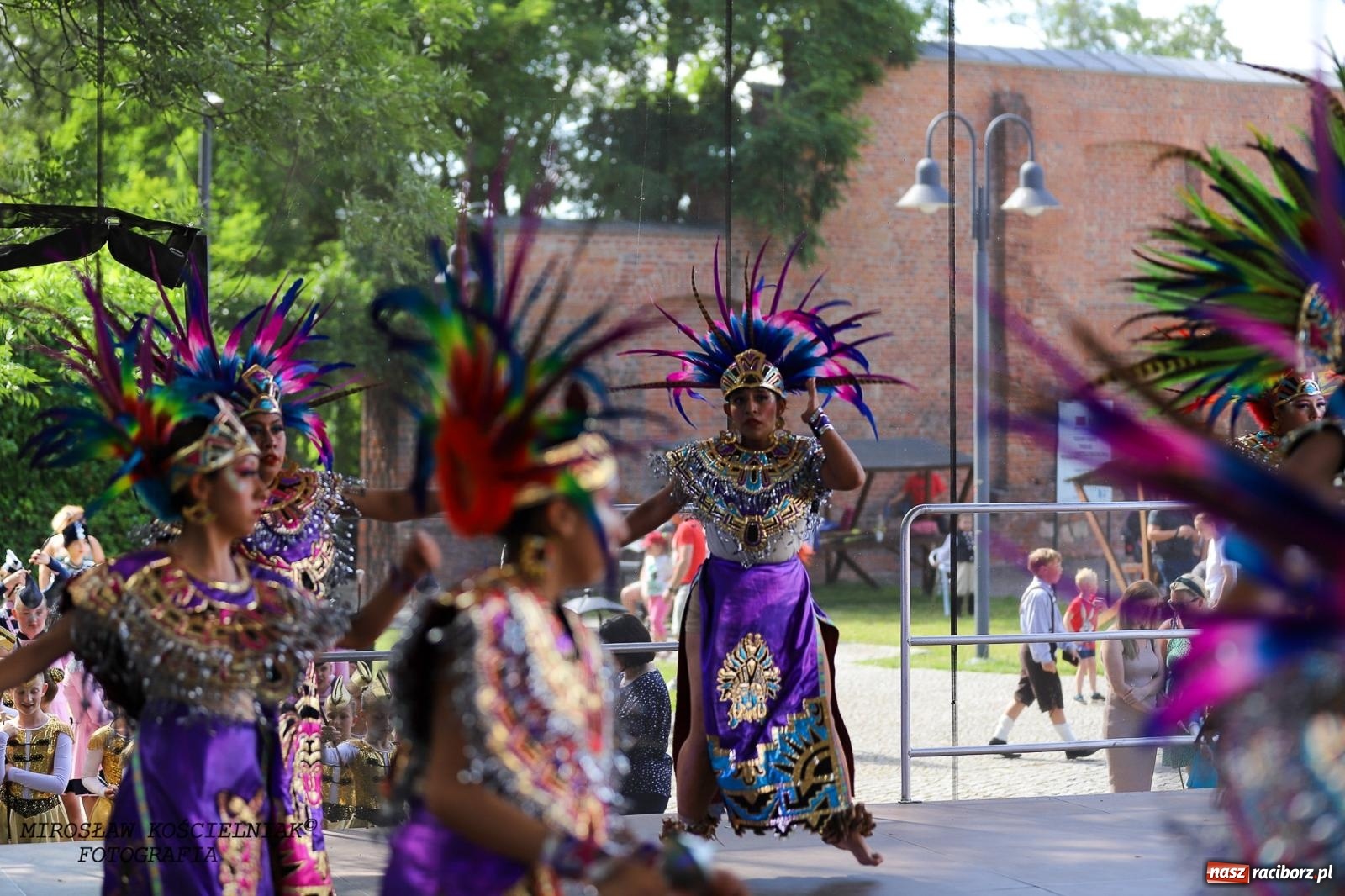 Zdjęcie w galerii na portalu naszraciborz.pl: Raciborskie święto folkloru. Kolorowa parada przeszła przez miasto, tańce na zamku [FOTO i WIDEO] wiadomości z regionu