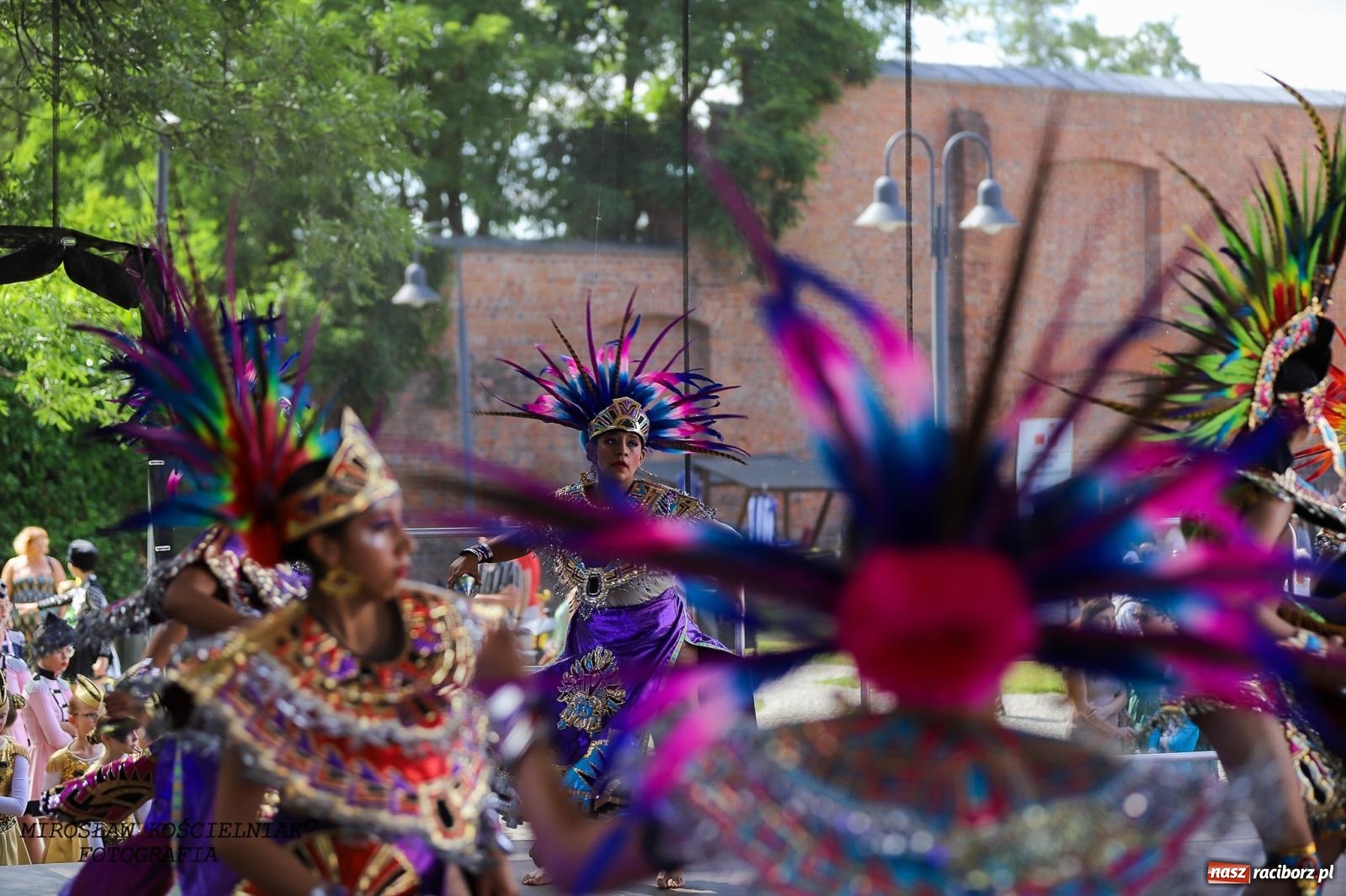 Zdjęcie w galerii na portalu naszraciborz.pl: Raciborskie święto folkloru. Kolorowa parada przeszła przez miasto, tańce na zamku [FOTO i WIDEO] wiadomości z regionu