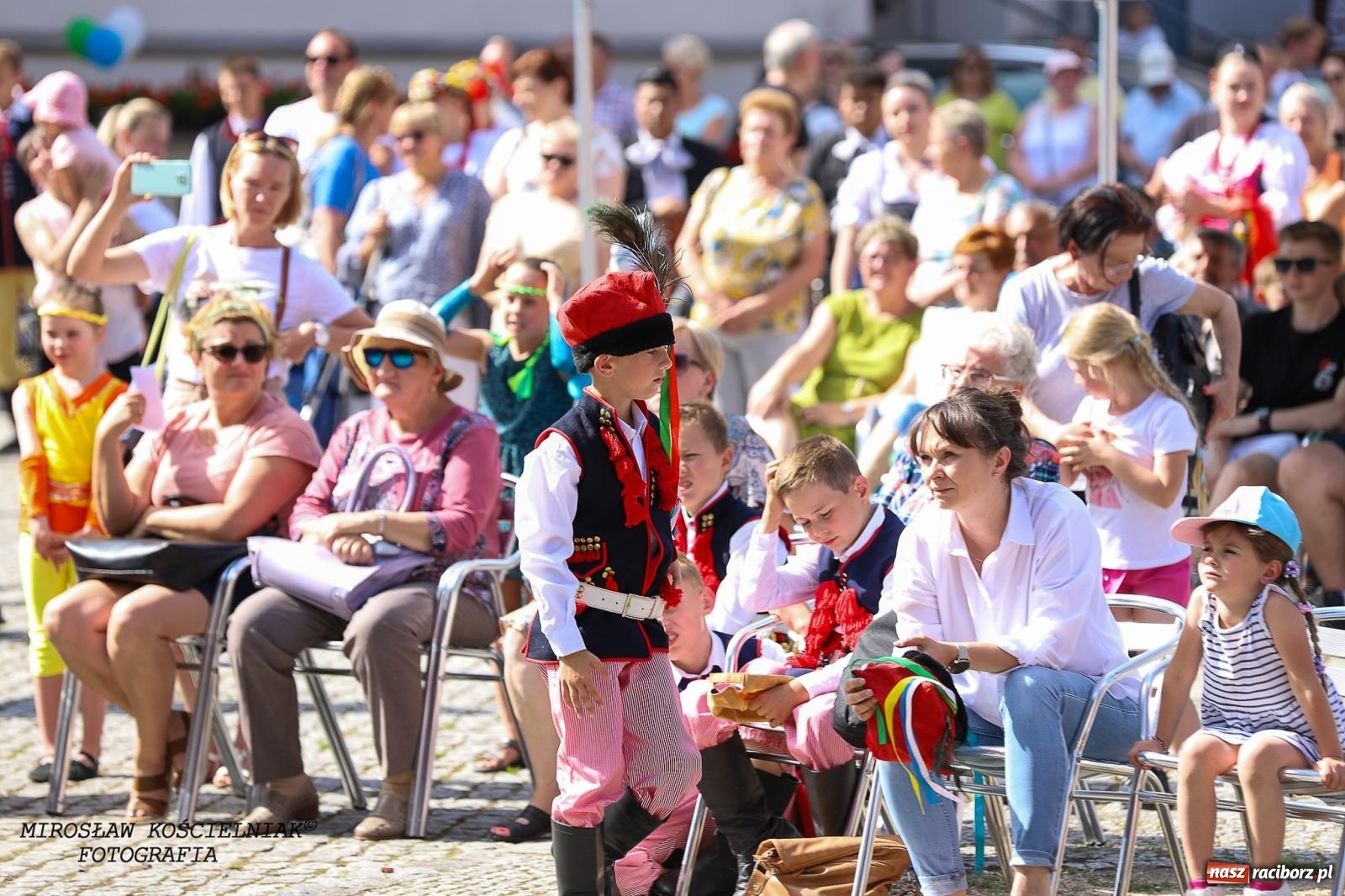 Zdjęcie w galerii na portalu naszraciborz.pl: Raciborskie święto folkloru. Kolorowa parada przeszła przez miasto, tańce na zamku [FOTO i WIDEO] wiadomości z regionu
