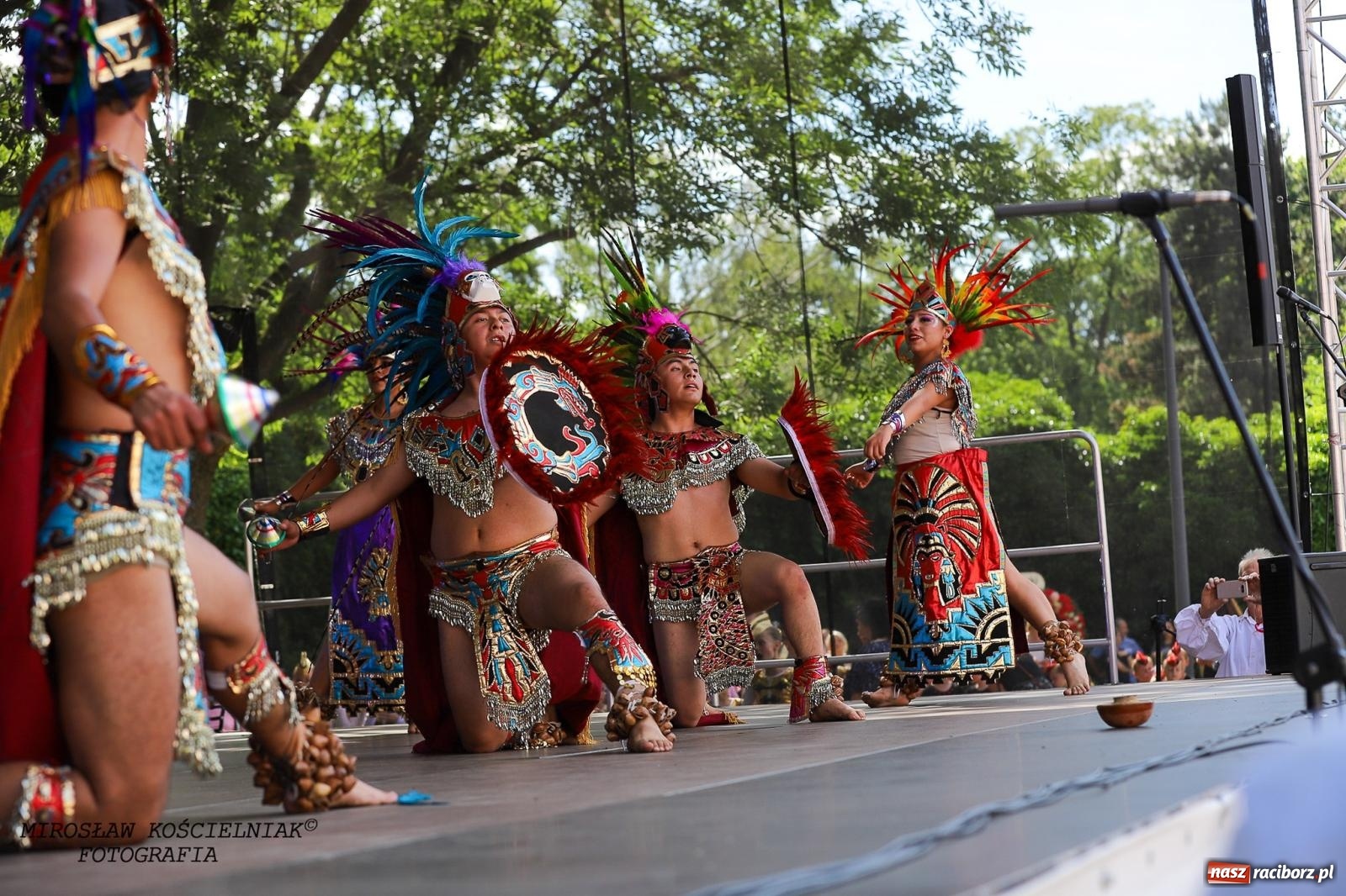 Zdjęcie w galerii na portalu naszraciborz.pl: Raciborskie święto folkloru. Kolorowa parada przeszła przez miasto, tańce na zamku [FOTO i WIDEO] wiadomości z regionu