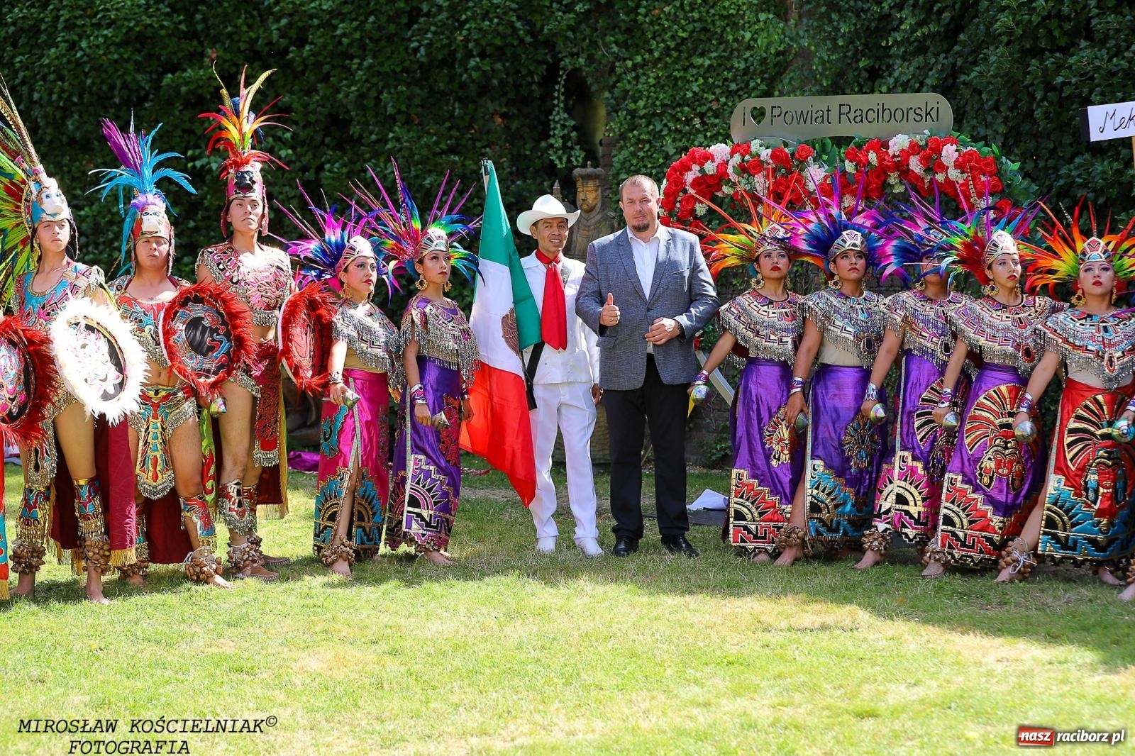 Zdjęcie w galerii na portalu naszraciborz.pl: Raciborskie święto folkloru. Kolorowa parada przeszła przez miasto, tańce na zamku [FOTO i WIDEO] wiadomości z regionu
