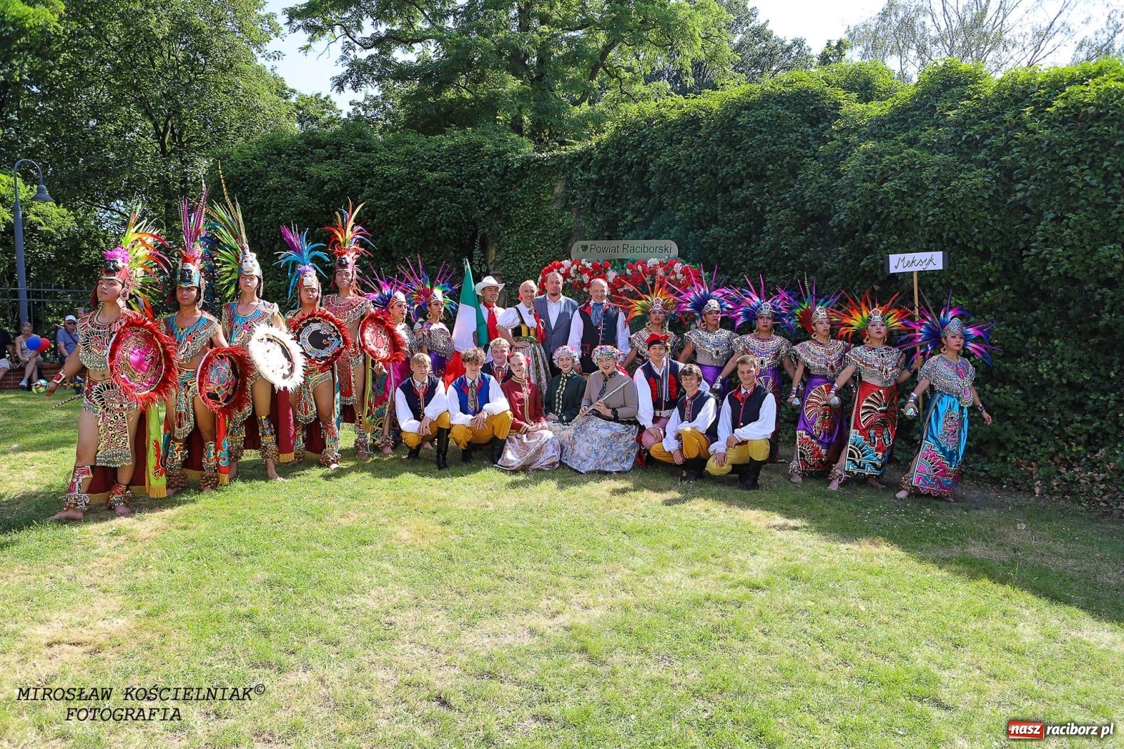 Zdjęcie w galerii na portalu naszraciborz.pl: Raciborskie święto folkloru. Kolorowa parada przeszła przez miasto, tańce na zamku [FOTO i WIDEO] wiadomości z regionu