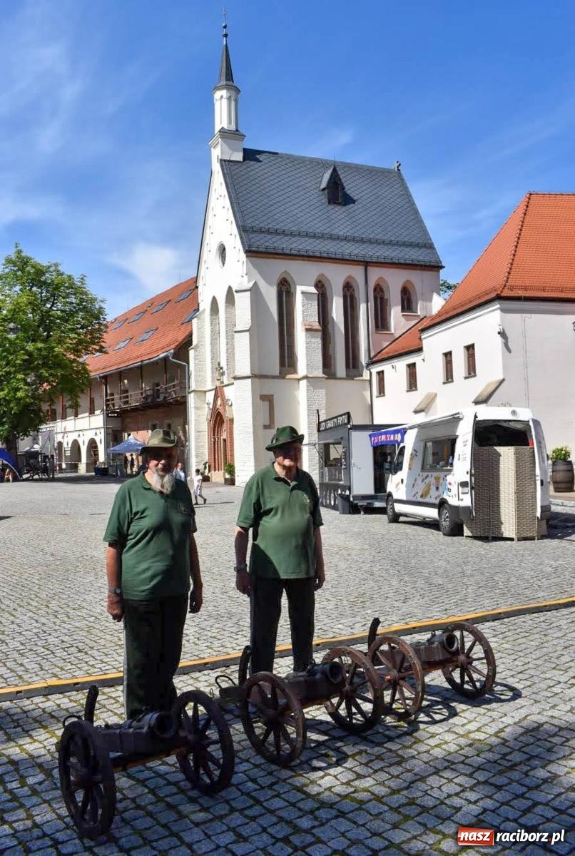 Zdjęcie w galerii na portalu naszraciborz.pl: Raciborskie święto folkloru. Kolorowa parada przeszła przez miasto, tańce na zamku [FOTO i WIDEO] wiadomości z regionu