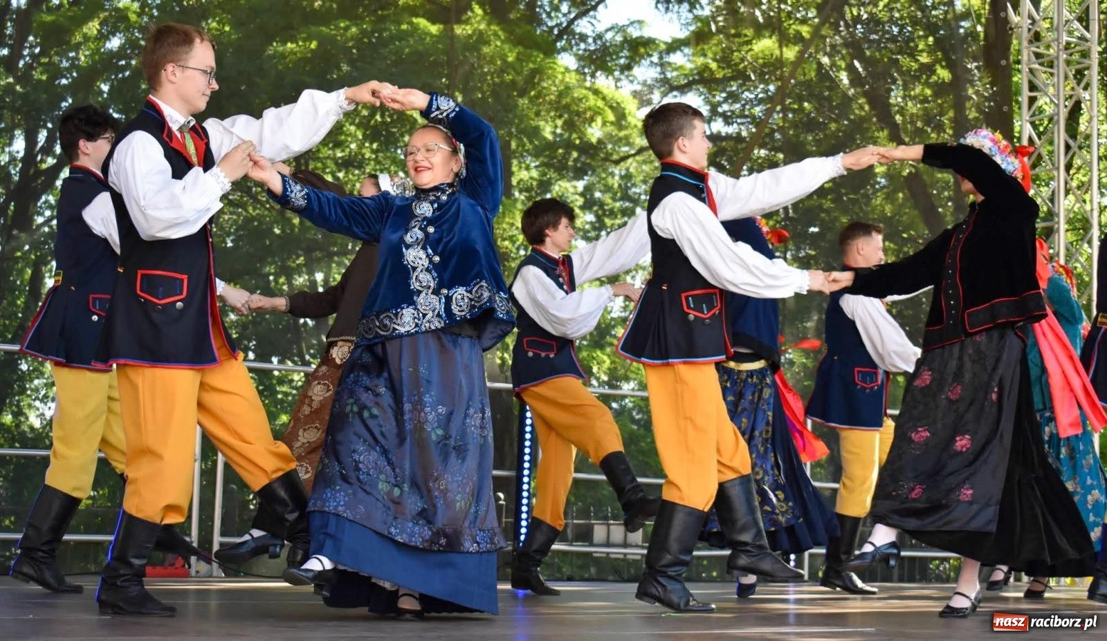 Zdjęcie w galerii na portalu naszraciborz.pl: Raciborskie święto folkloru. Kolorowa parada przeszła przez miasto, tańce na zamku [FOTO i WIDEO] wiadomości z regionu