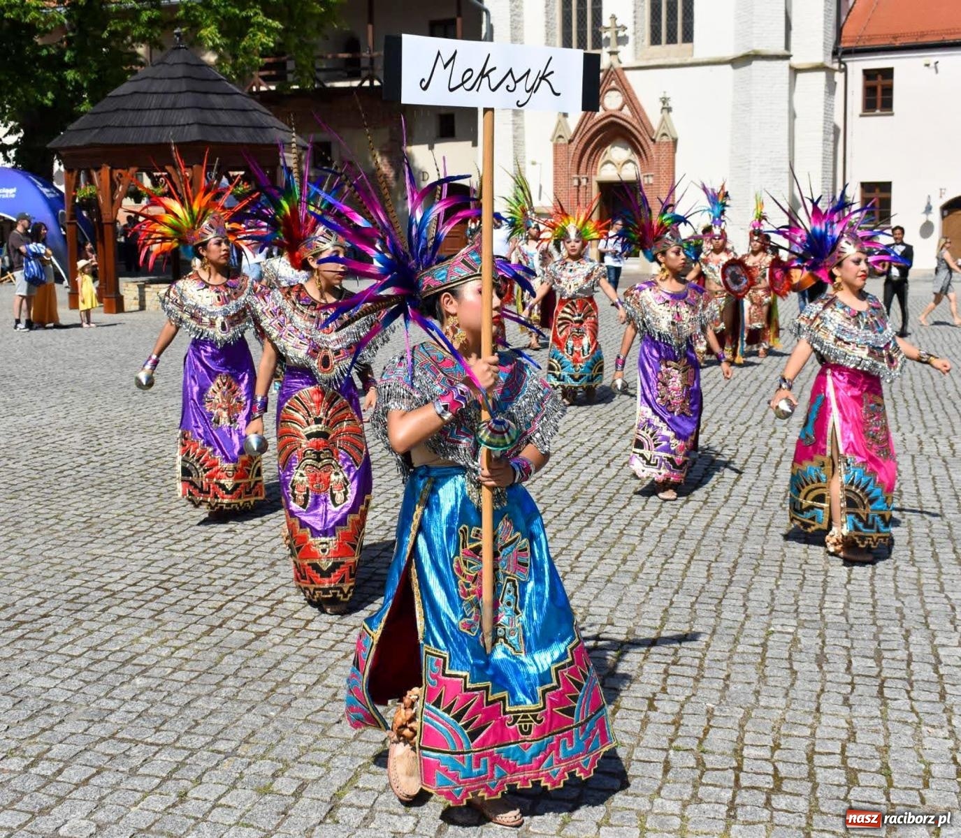 Zdjęcie w galerii na portalu naszraciborz.pl: Raciborskie święto folkloru. Kolorowa parada przeszła przez miasto, tańce na zamku [FOTO i WIDEO] wiadomości z regionu