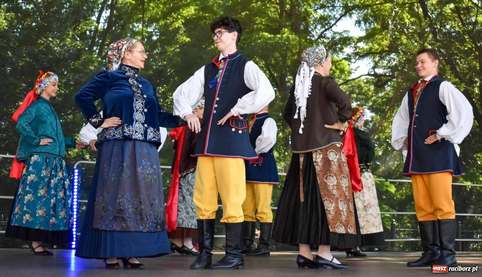 Zdjęcie w galerii na portalu naszraciborz.pl: Raciborskie święto folkloru. Kolorowa parada przeszła przez miasto, tańce na zamku [FOTO i WIDEO] wiadomości z regionu