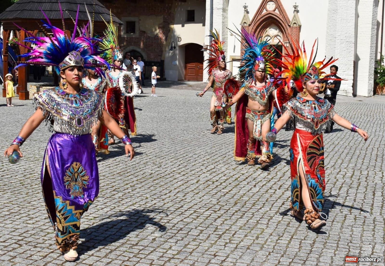 Zdjęcie w galerii na portalu naszraciborz.pl: Raciborskie święto folkloru. Kolorowa parada przeszła przez miasto, tańce na zamku [FOTO i WIDEO] wiadomości z regionu