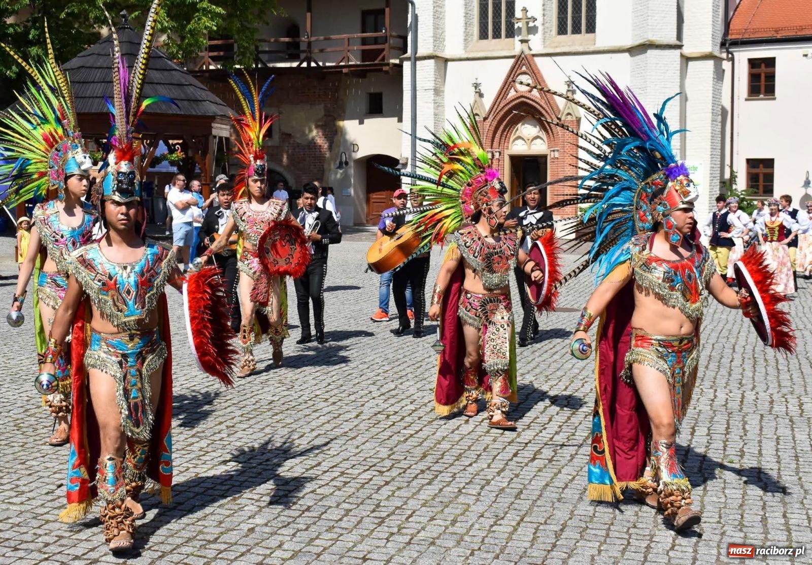 Zdjęcie w galerii na portalu naszraciborz.pl: Raciborskie święto folkloru. Kolorowa parada przeszła przez miasto, tańce na zamku [FOTO i WIDEO] wiadomości z regionu