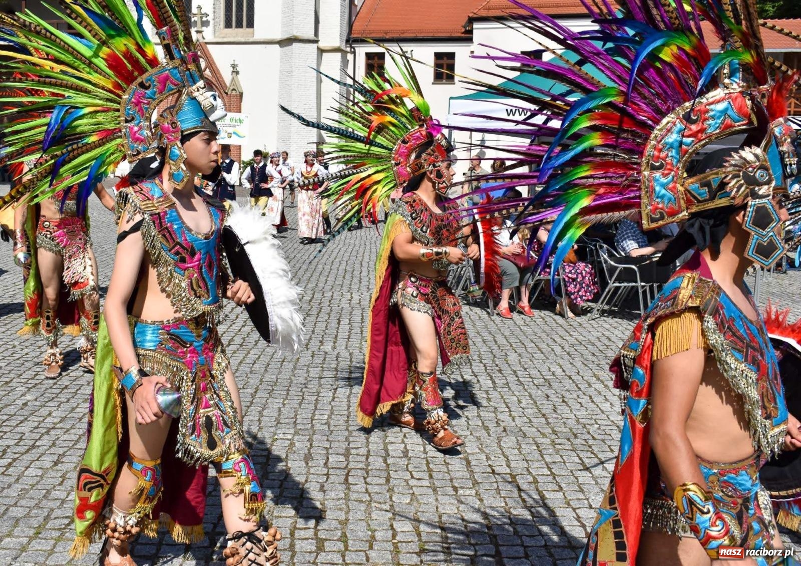Zdjęcie w galerii na portalu naszraciborz.pl: Raciborskie święto folkloru. Kolorowa parada przeszła przez miasto, tańce na zamku [FOTO i WIDEO] wiadomości z regionu