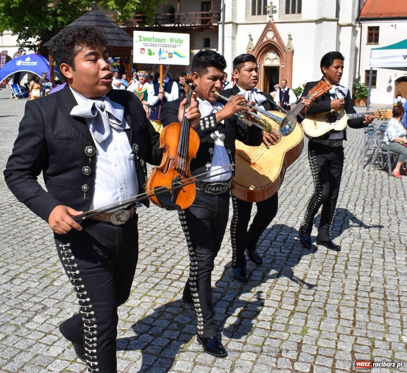 Zdjęcie w galerii na portalu naszraciborz.pl: Raciborskie święto folkloru. Kolorowa parada przeszła przez miasto, tańce na zamku [FOTO i WIDEO] wiadomości z regionu