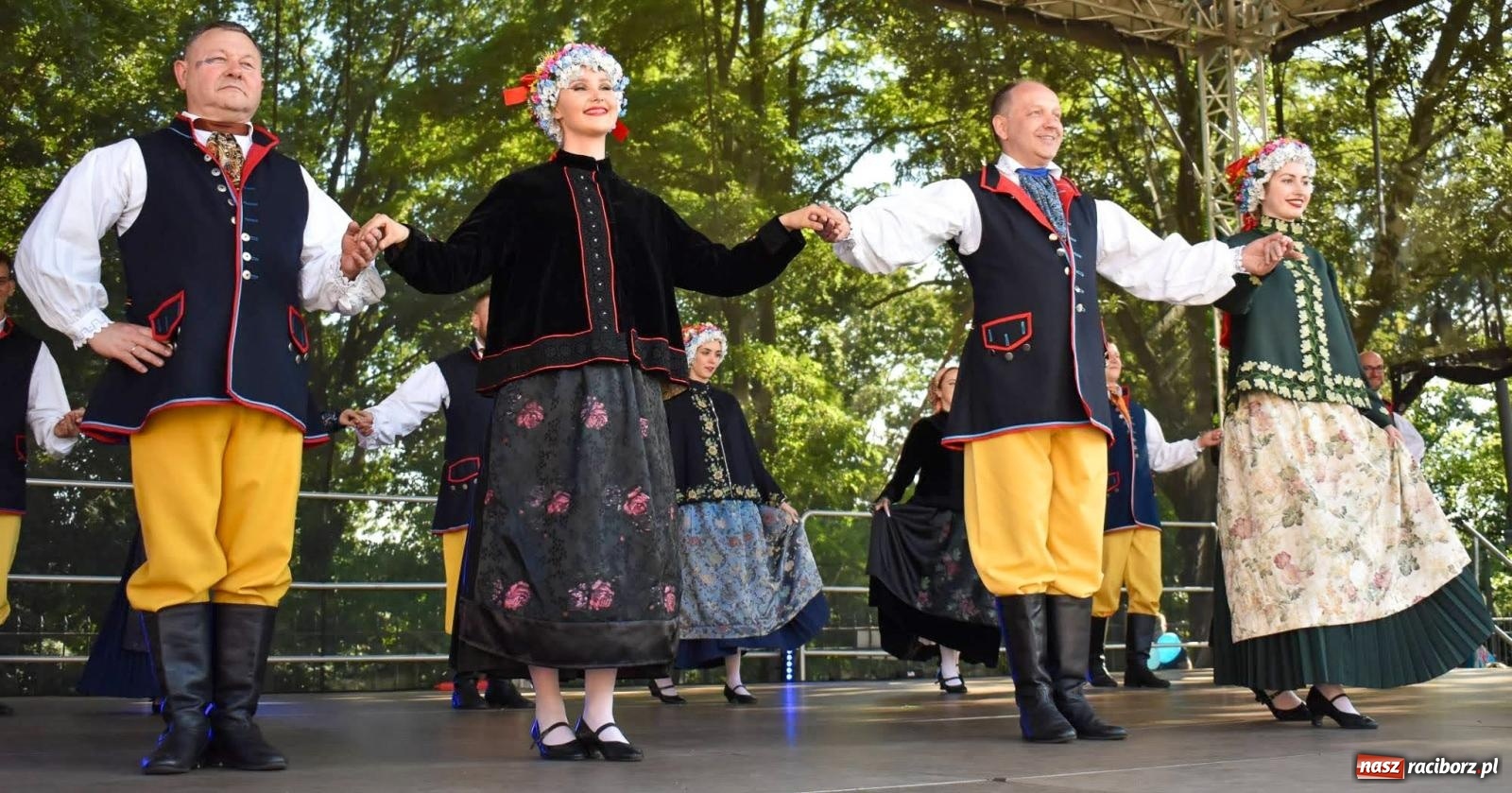 Zdjęcie w galerii na portalu naszraciborz.pl: Raciborskie święto folkloru. Kolorowa parada przeszła przez miasto, tańce na zamku [FOTO i WIDEO] wiadomości z regionu