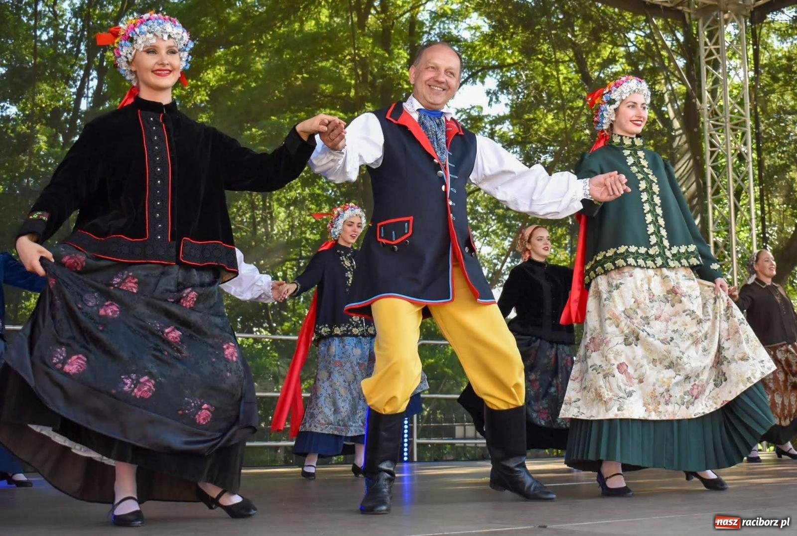 Zdjęcie w galerii na portalu naszraciborz.pl: Raciborskie święto folkloru. Kolorowa parada przeszła przez miasto, tańce na zamku [FOTO i WIDEO] wiadomości z regionu