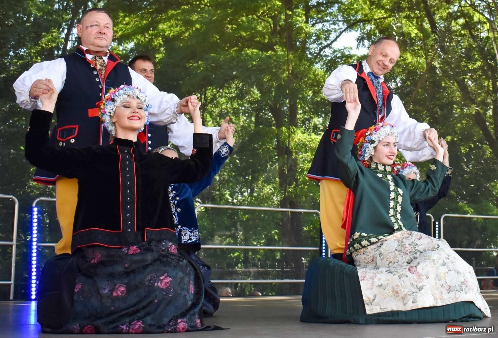Zdjęcie w galerii na portalu naszraciborz.pl: Raciborskie święto folkloru. Kolorowa parada przeszła przez miasto, tańce na zamku [FOTO i WIDEO] wiadomości z regionu