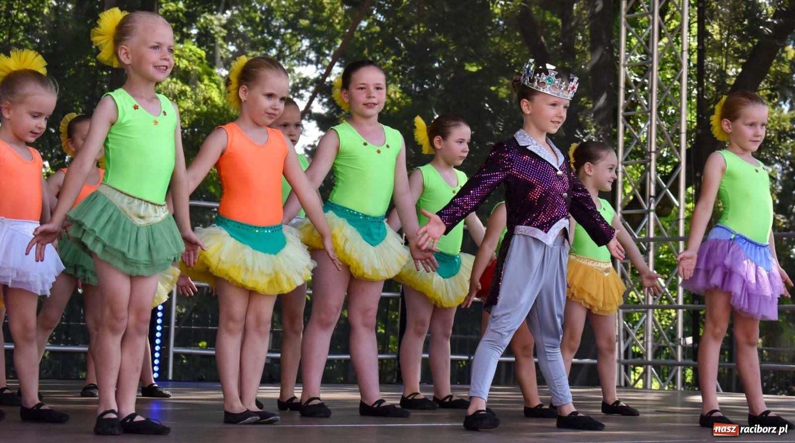 Zdjęcie w galerii na portalu naszraciborz.pl: Raciborskie święto folkloru. Kolorowa parada przeszła przez miasto, tańce na zamku [FOTO i WIDEO] wiadomości z regionu