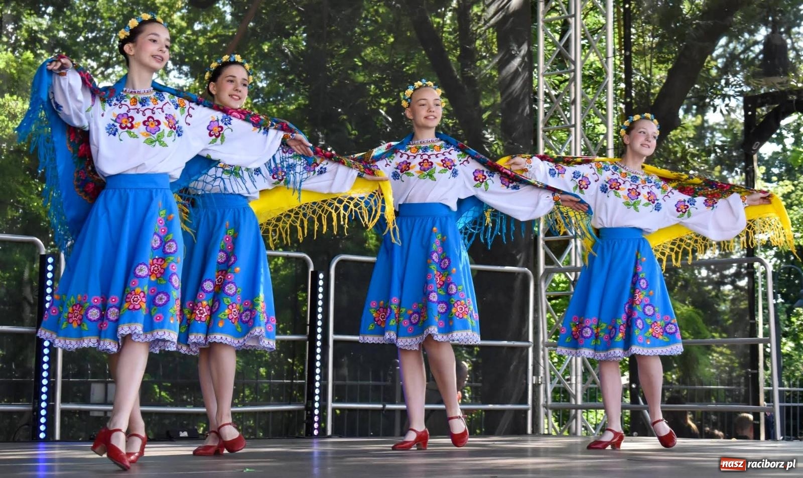Zdjęcie w galerii na portalu naszraciborz.pl: Raciborskie święto folkloru. Kolorowa parada przeszła przez miasto, tańce na zamku [FOTO i WIDEO] wiadomości z regionu