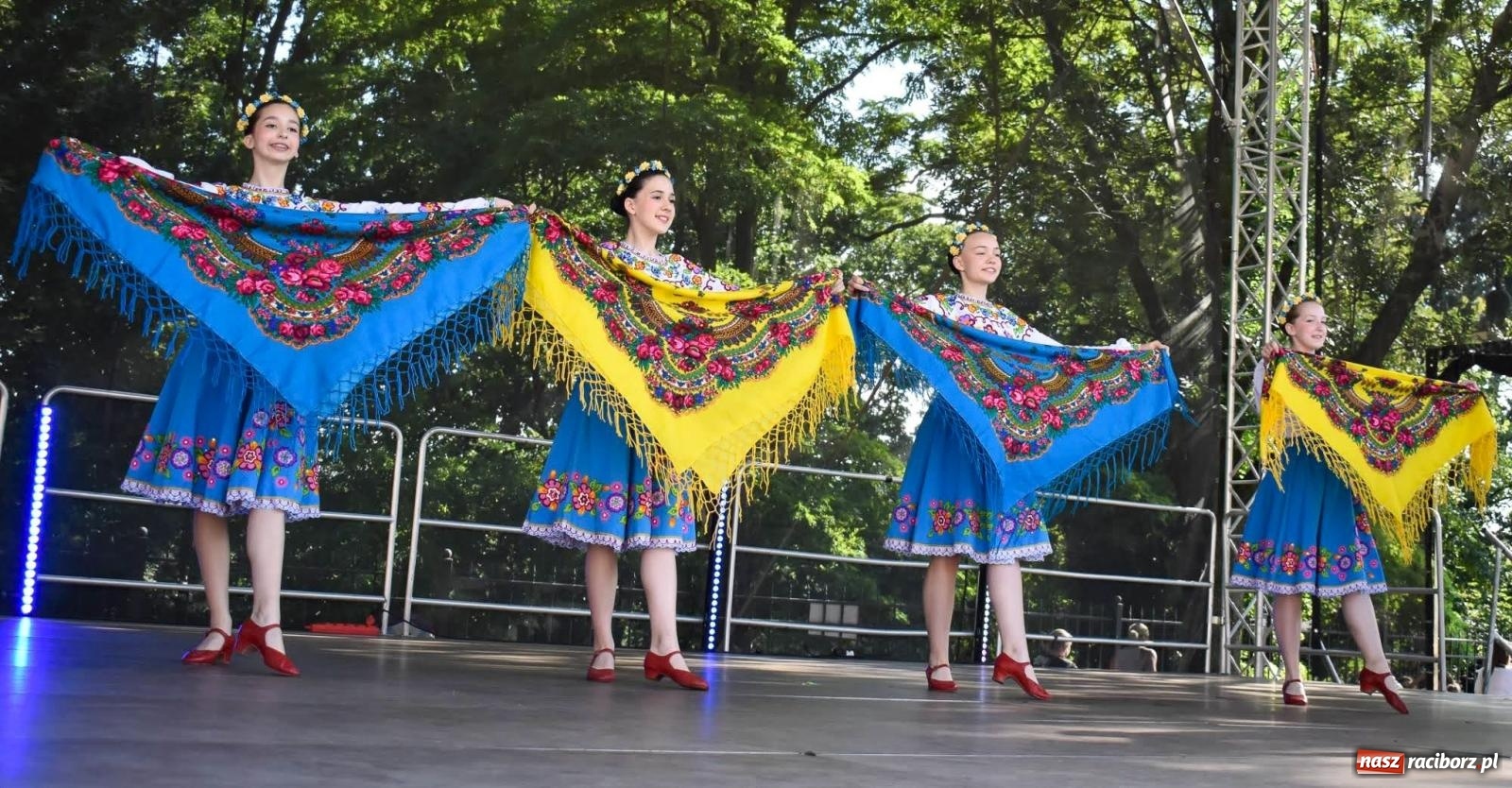 Zdjęcie w galerii na portalu naszraciborz.pl: Raciborskie święto folkloru. Kolorowa parada przeszła przez miasto, tańce na zamku [FOTO i WIDEO] wiadomości z regionu