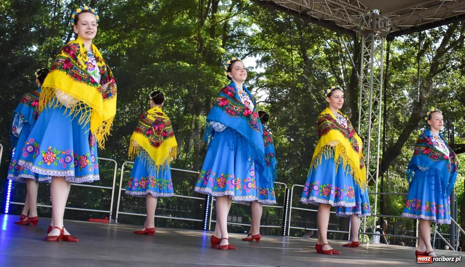 Zdjęcie w galerii na portalu naszraciborz.pl: Raciborskie święto folkloru. Kolorowa parada przeszła przez miasto, tańce na zamku [FOTO i WIDEO] wiadomości z regionu