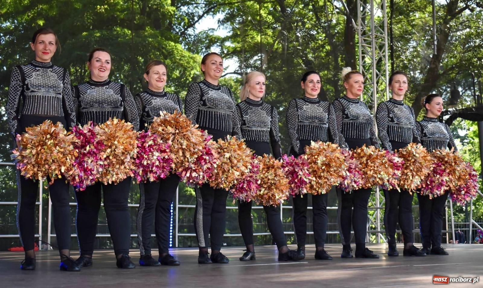 Zdjęcie w galerii na portalu naszraciborz.pl: Raciborskie święto folkloru. Kolorowa parada przeszła przez miasto, tańce na zamku [FOTO i WIDEO] wiadomości z regionu