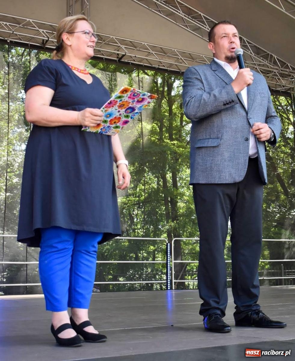 Zdjęcie w galerii na portalu naszraciborz.pl: Raciborskie święto folkloru. Kolorowa parada przeszła przez miasto, tańce na zamku [FOTO i WIDEO] wiadomości z regionu