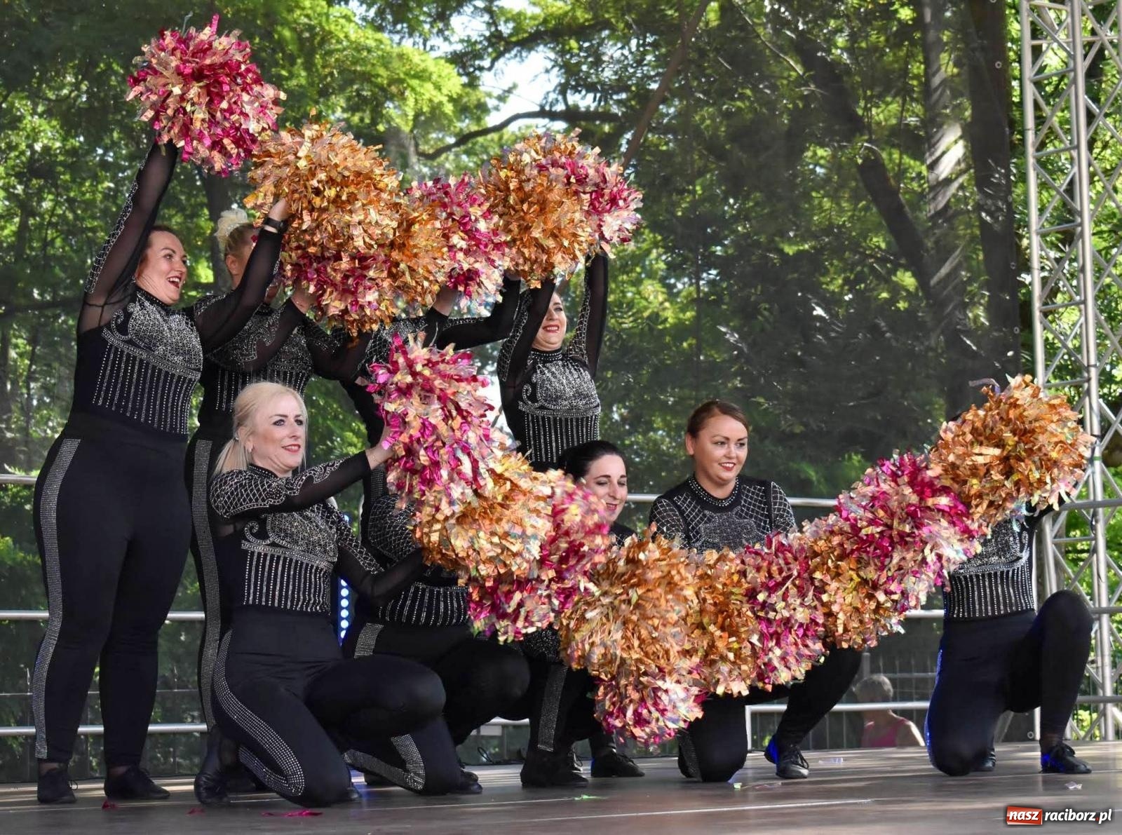 Zdjęcie w galerii na portalu naszraciborz.pl: Raciborskie święto folkloru. Kolorowa parada przeszła przez miasto, tańce na zamku [FOTO i WIDEO] wiadomości z regionu