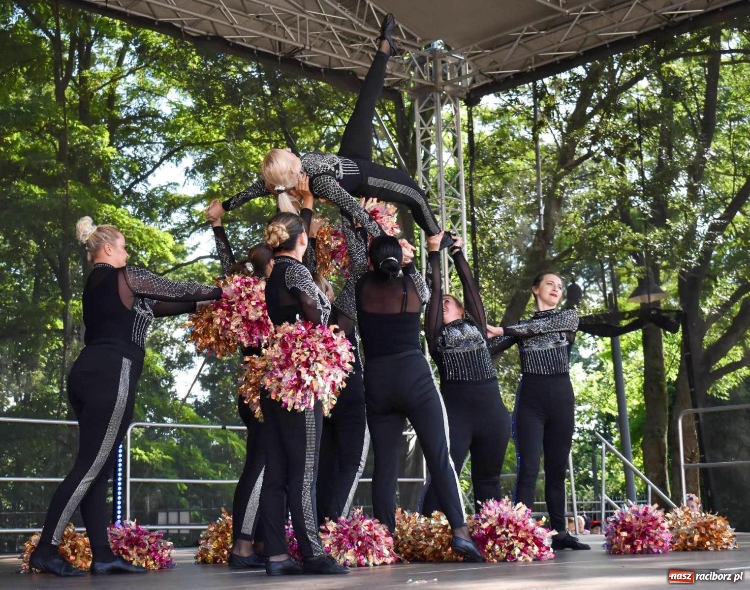 Zdjęcie w galerii na portalu naszraciborz.pl: Raciborskie święto folkloru. Kolorowa parada przeszła przez miasto, tańce na zamku [FOTO i WIDEO] wiadomości z regionu