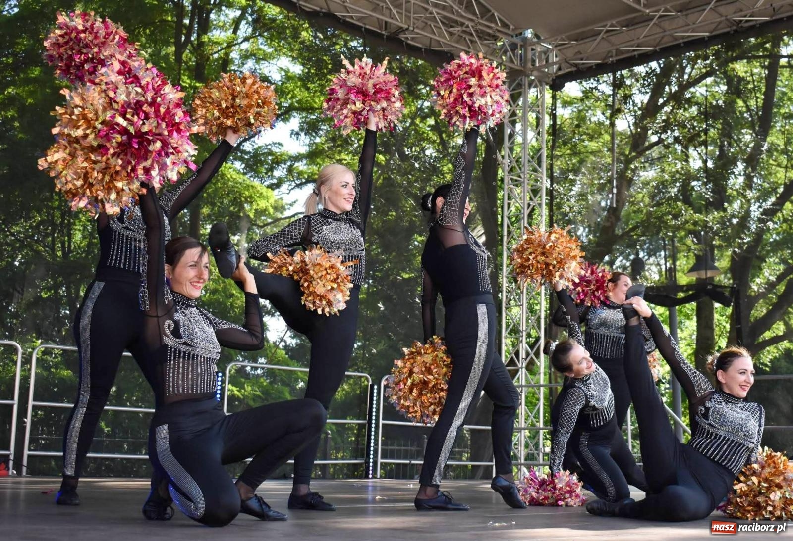 Zdjęcie w galerii na portalu naszraciborz.pl: Raciborskie święto folkloru. Kolorowa parada przeszła przez miasto, tańce na zamku [FOTO i WIDEO] wiadomości z regionu