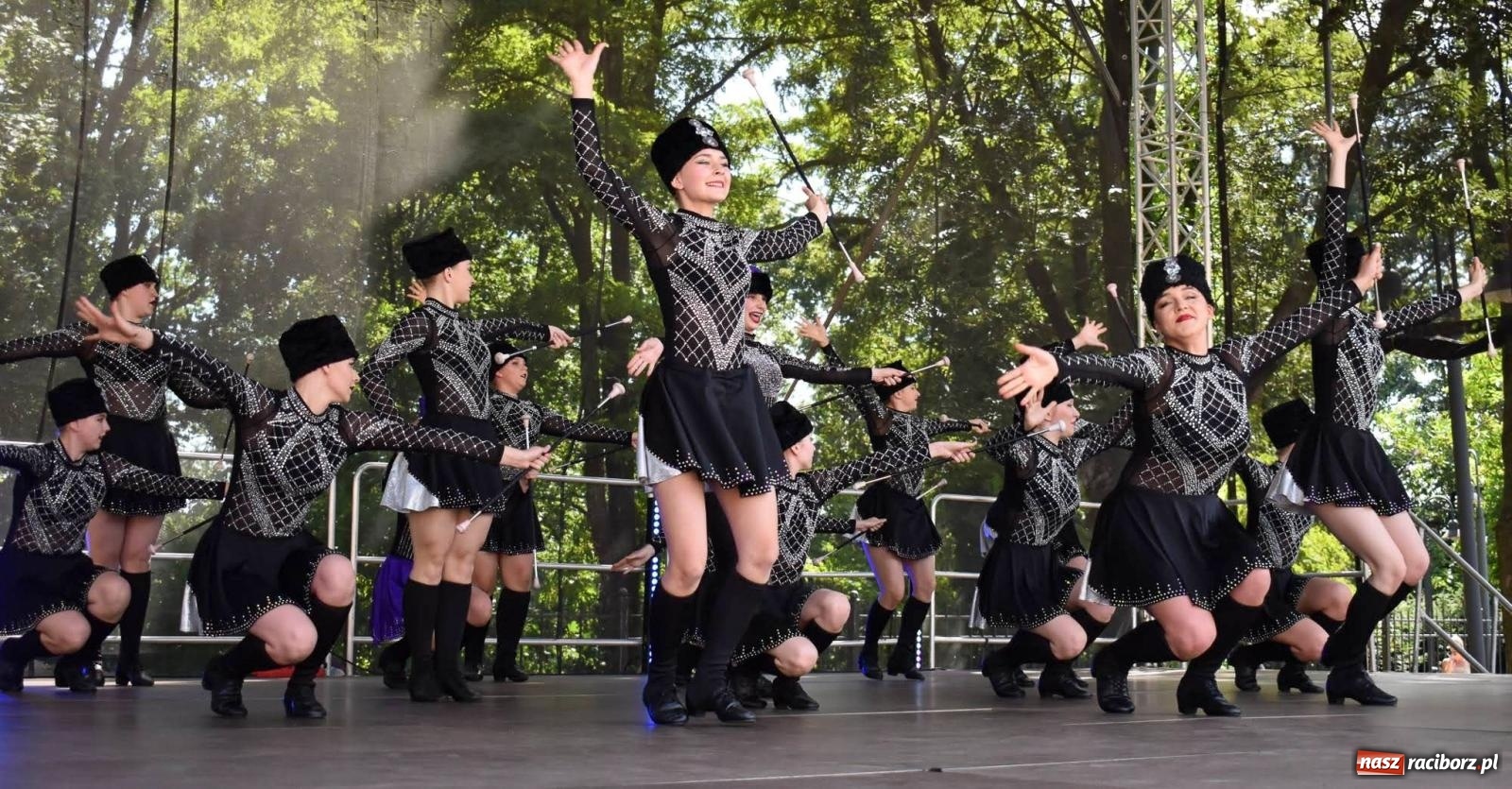 Zdjęcie w galerii na portalu naszraciborz.pl: Raciborskie święto folkloru. Kolorowa parada przeszła przez miasto, tańce na zamku [FOTO i WIDEO] wiadomości z regionu
