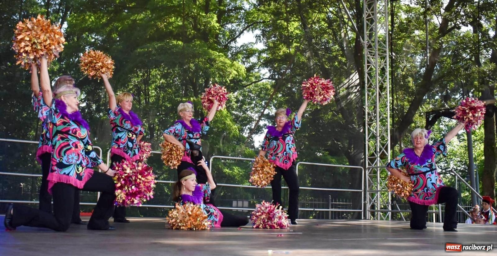 Zdjęcie w galerii na portalu naszraciborz.pl: Raciborskie święto folkloru. Kolorowa parada przeszła przez miasto, tańce na zamku [FOTO i WIDEO] wiadomości z regionu