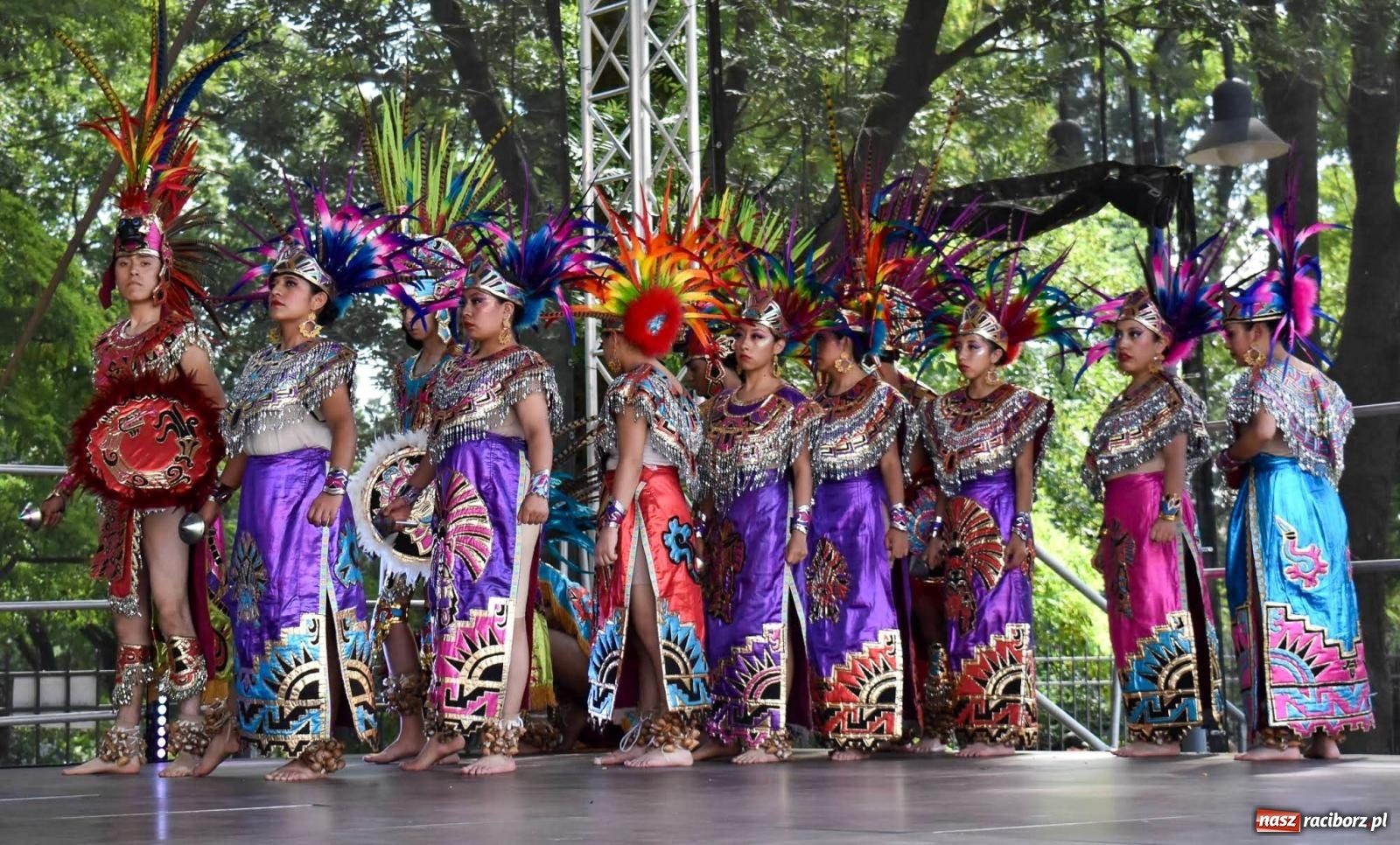 Zdjęcie w galerii na portalu naszraciborz.pl: Raciborskie święto folkloru. Kolorowa parada przeszła przez miasto, tańce na zamku [FOTO i WIDEO] wiadomości z regionu