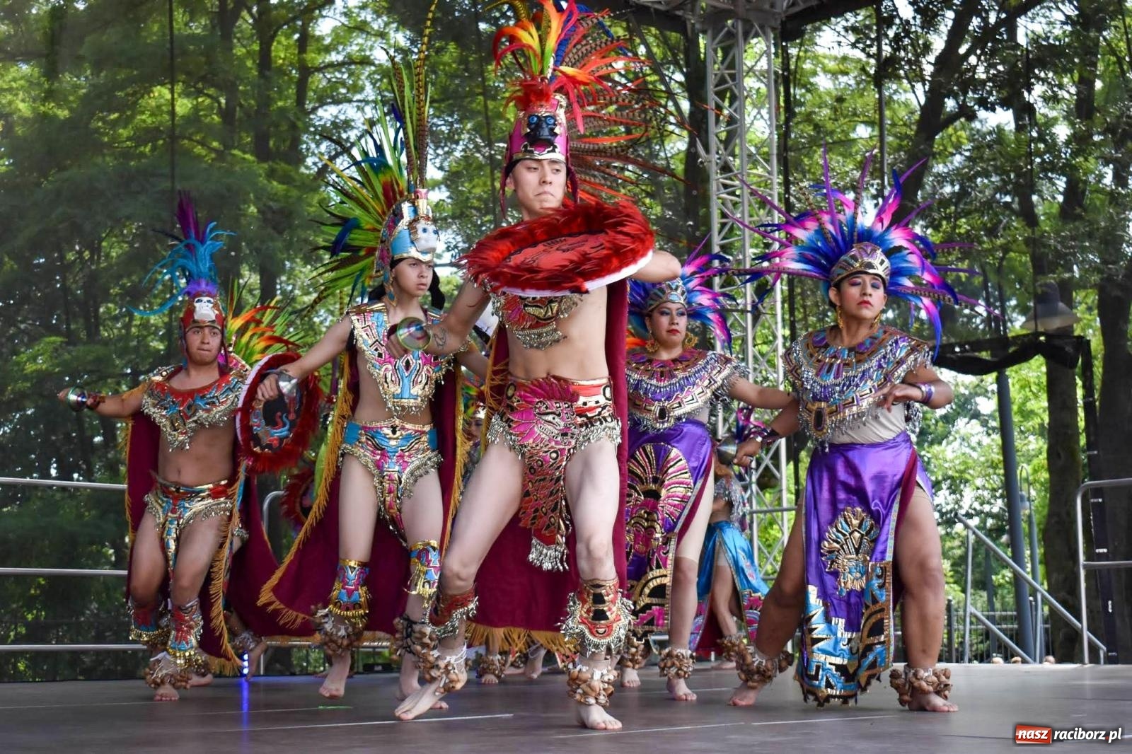 Zdjęcie w galerii na portalu naszraciborz.pl: Raciborskie święto folkloru. Kolorowa parada przeszła przez miasto, tańce na zamku [FOTO i WIDEO] wiadomości z regionu