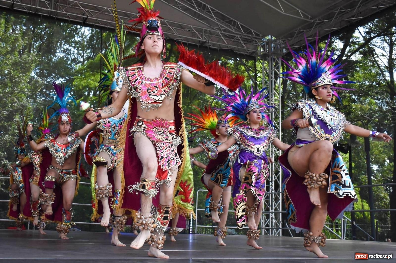 Zdjęcie w galerii na portalu naszraciborz.pl: Raciborskie święto folkloru. Kolorowa parada przeszła przez miasto, tańce na zamku [FOTO i WIDEO] wiadomości z regionu