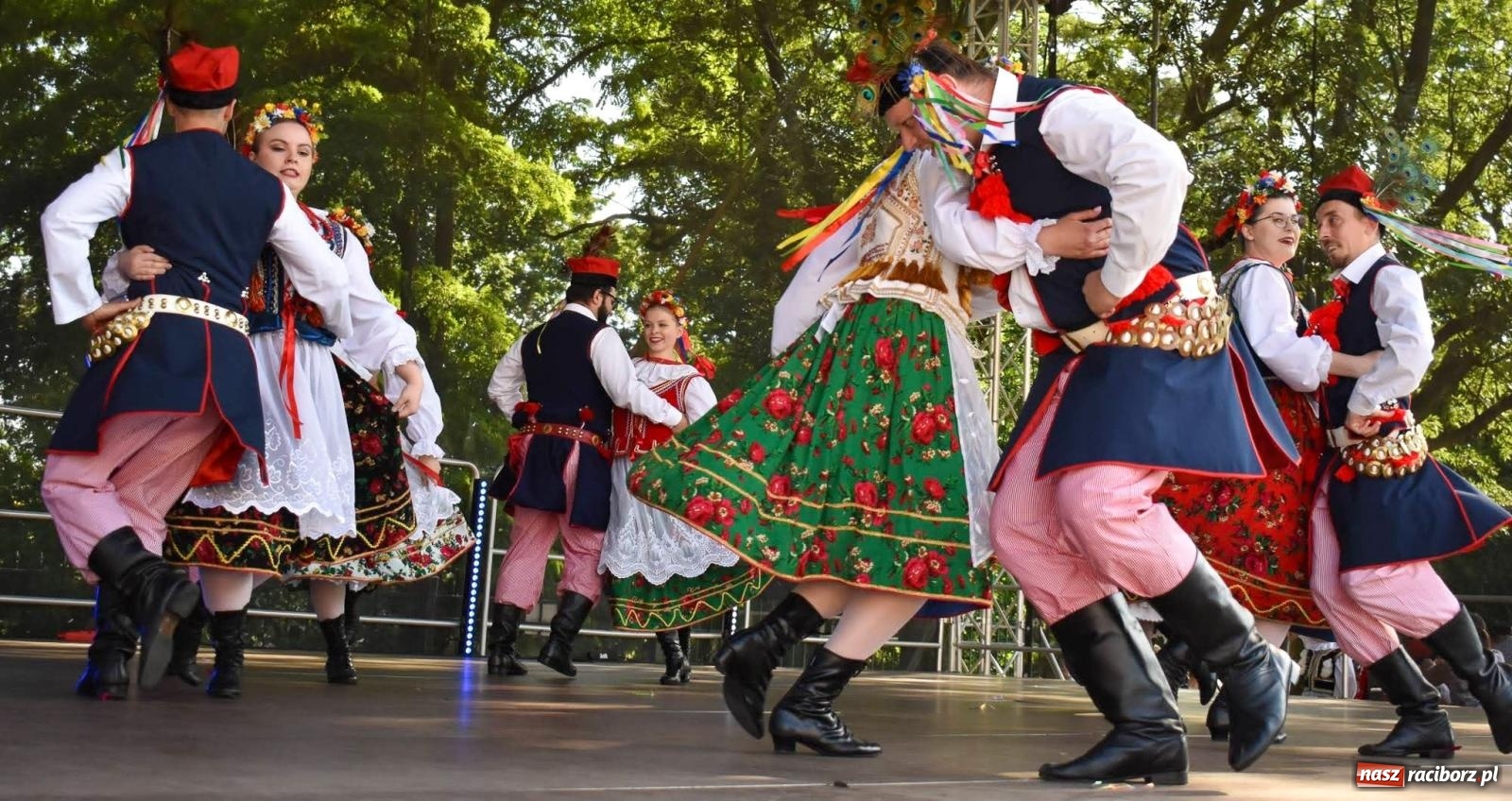 Zdjęcie w galerii na portalu naszraciborz.pl: Raciborskie święto folkloru. Kolorowa parada przeszła przez miasto, tańce na zamku [FOTO i WIDEO] wiadomości z regionu