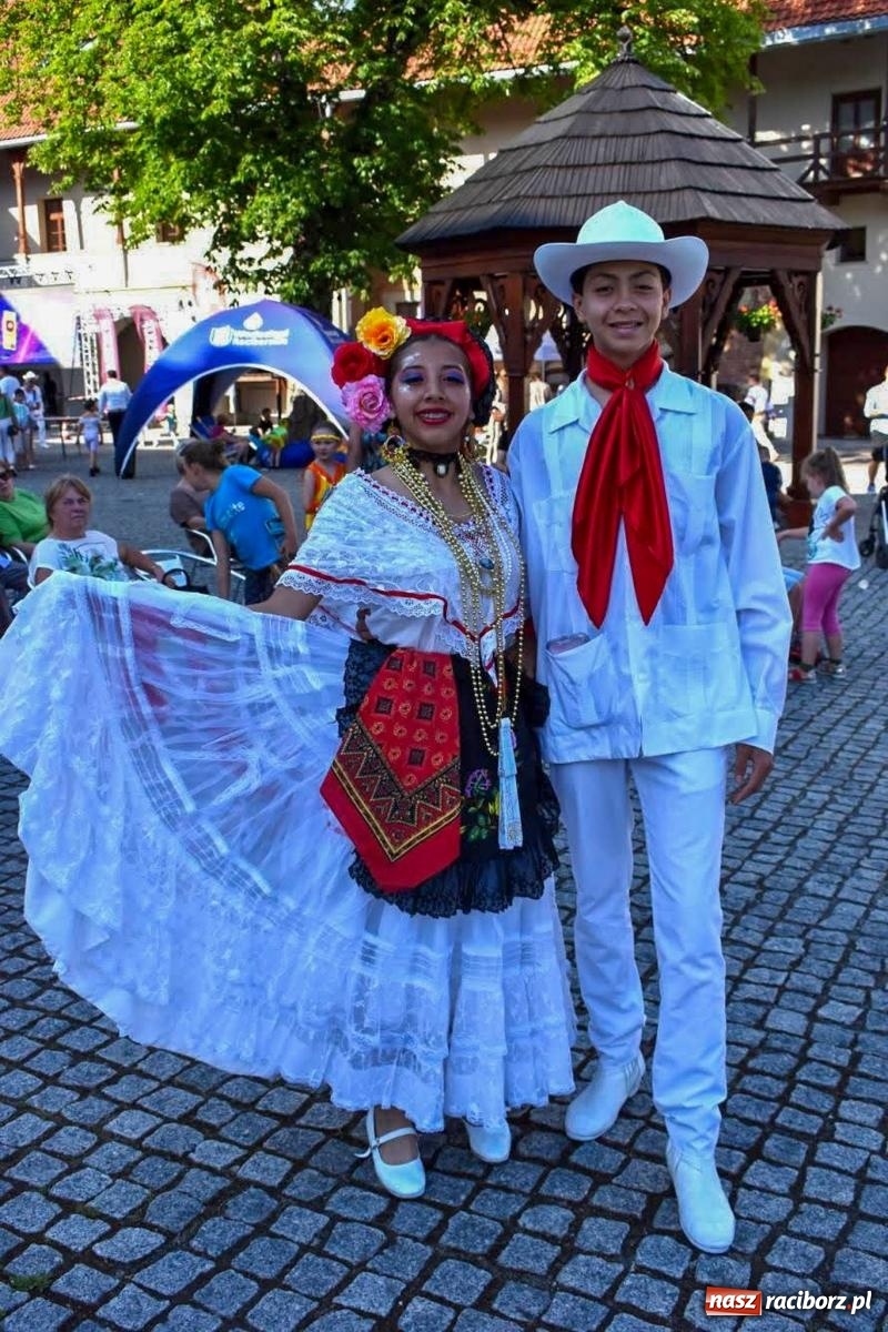 Zdjęcie w galerii na portalu naszraciborz.pl: Raciborskie święto folkloru. Kolorowa parada przeszła przez miasto, tańce na zamku [FOTO i WIDEO] wiadomości z regionu