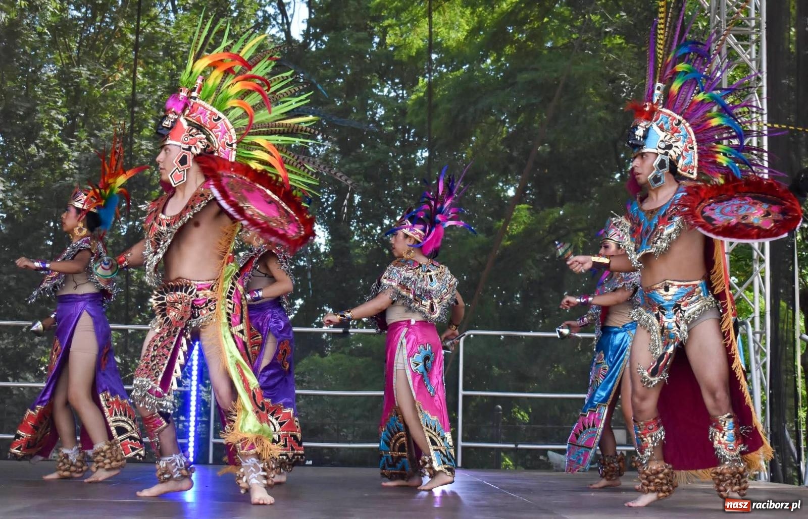 Zdjęcie w galerii na portalu naszraciborz.pl: Raciborskie święto folkloru. Kolorowa parada przeszła przez miasto, tańce na zamku [FOTO i WIDEO] wiadomości z regionu